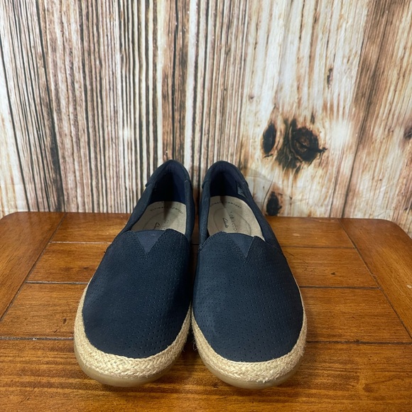 CLARKS COLLECTION ~ Women's size 9 ~ navy Suede Ultimate Comfort Slip On - Picture 2 of 6